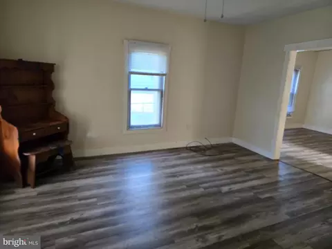 Living - 40 Maple St, Crisfield, MD 21817 photo 1 of 2