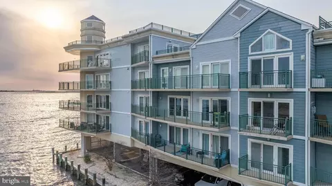 1 Dock St #203, Crisfield, MD 21817