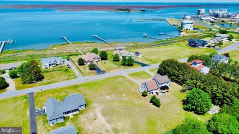 18 Hammock Pt, Crisfield, MD 21817