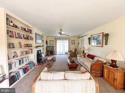 Living - 9205 Mallard Point Ct, Mcdaniel, MD 21647 photo 3 of 4