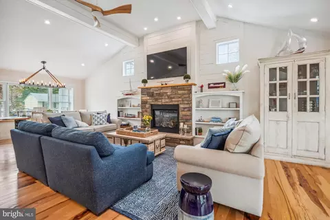 Living - 109 E Maple Ave, Saint Michaels, MD 21663 photo 3 of 5