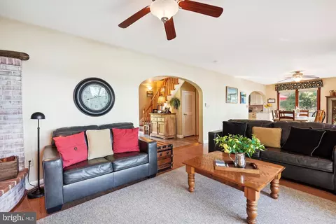 Living - 7130 Cooper Point Rd, Bozman, MD 21612 photo 4 of 4