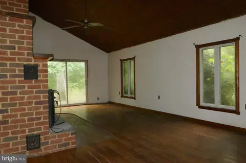 Living - 29180 Howell Point Rd, Trappe, MD 21673 photo 2 of 5