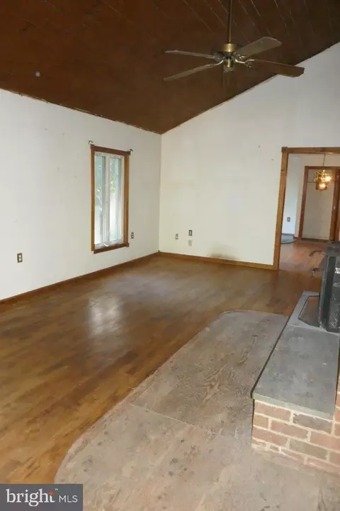 Living - 29180 Howell Point Rd, Trappe, MD 21673 photo 4 of 5