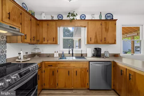Kitchen - 21271 Phillips Rd, Tilghman, MD 21671 photo 4 of 4
