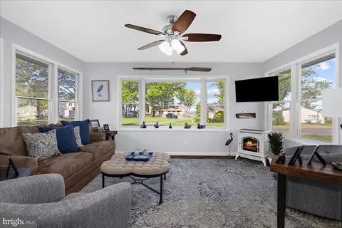 Living - 21271 Phillips Rd, Tilghman, MD 21671 photo 1 of 3