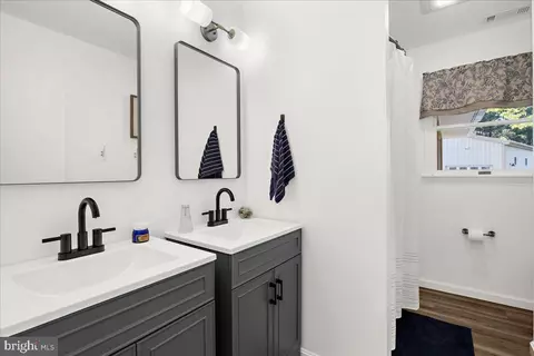 Bath - 21271 Phillips Rd, Tilghman, MD 21671 photo 1 of 2