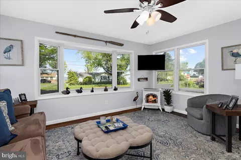 Living - 21271 Phillips Rd, Tilghman, MD 21671 photo 2 of 3
