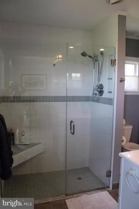 Bath - 6050 Sunset Ln, Tilghman, MD 21671 photo 6 of 9