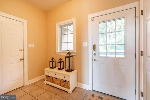 Entry Way - 9262 Macks Ln, Mcdaniel, MD 21647 photo 4 of 11