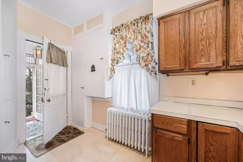 Entry Way - 3962 Main St, Trappe, MD 21673 photo 5 of 9
