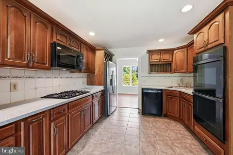 Kitchen - 9251 Mallard Point Ct, Mcdaniel, MD 21647 photo 3 of 5