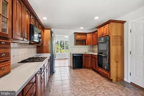 Kitchen - 9251 Mallard Point Ct, Mcdaniel, MD 21647 photo 4 of 5