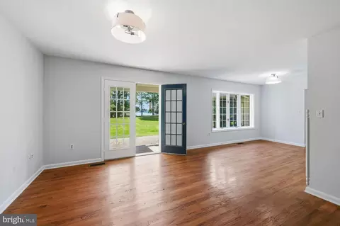 Living - 9251 Mallard Point Ct, Mcdaniel, MD 21647 photo 5 of 8