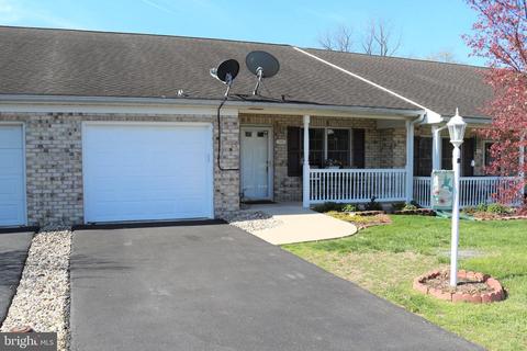 605 Palm Beach Dr, Hagerstown, MD 21740
