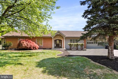 2011 Maplewood Dr, Hagerstown, MD 21740