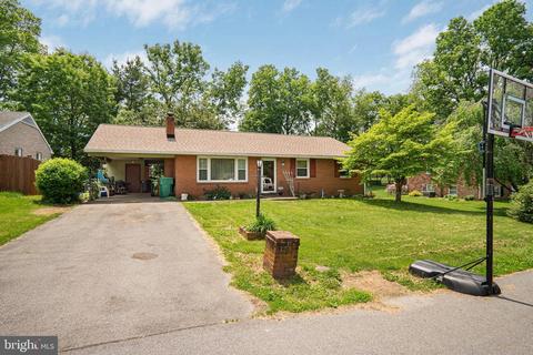 18409 Woodside Dr, Hagerstown, MD 21740