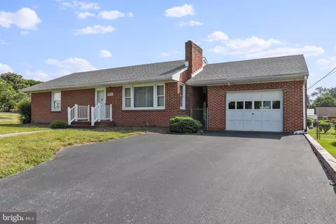 9721 Deanewood Ln, Hagerstown, MD 21740