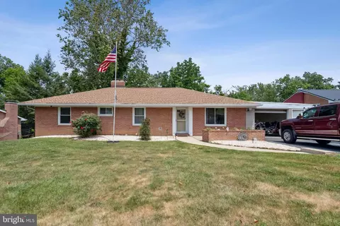 213 N Colonial Dr, Hagerstown, MD 21742