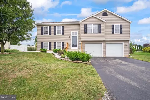 15942 Hosta Dr, Hagerstown, MD 21740