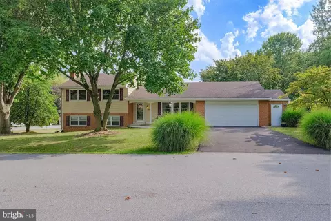 1921 Applewood Dr, Hagerstown, MD 21740