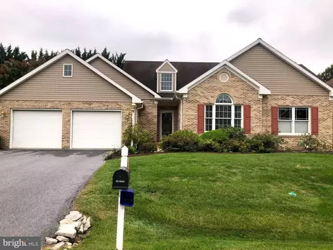 18713 Dover Dr, Hagerstown, MD 21742