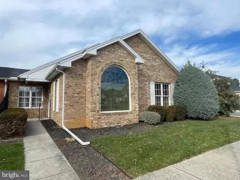 667 Trafalgar Dr, Hagerstown, MD 21742