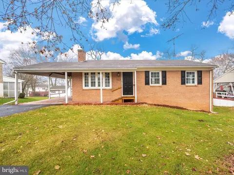 12018 Greendale Dr, Hagerstown, MD 21742