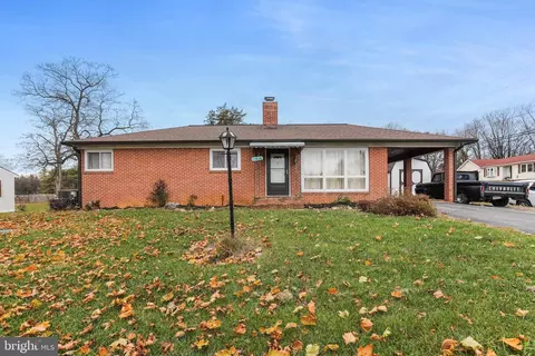 11838 Robinwood Dr, Hagerstown, MD 21742