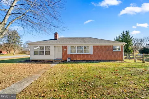 11837 Robinwood Dr, Hagerstown, MD 21742