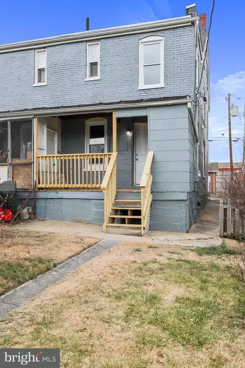Exterior - 121 E Lee St, Hagerstown, MD 21740 photo 3 of 5