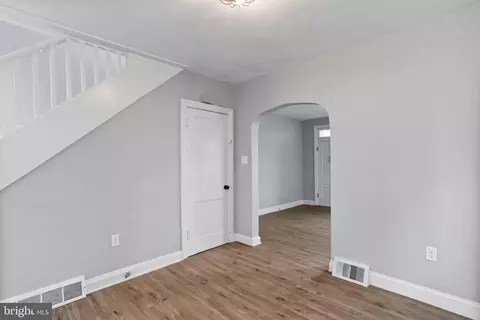 Entry Way - 121 E Lee St, Hagerstown, MD 21740 photo 2 of 10