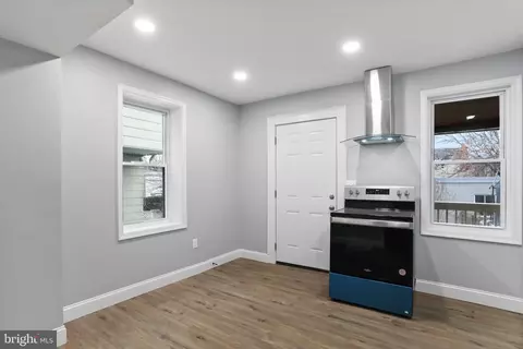 Entry Way - 121 E Lee St, Hagerstown, MD 21740 photo 4 of 10