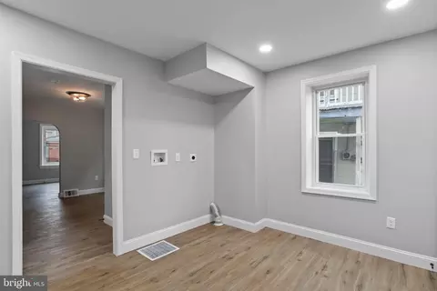 Entry Way - 121 E Lee St, Hagerstown, MD 21740 photo 6 of 10