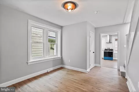 Entry Way - 121 E Lee St, Hagerstown, MD 21740 photo 3 of 10