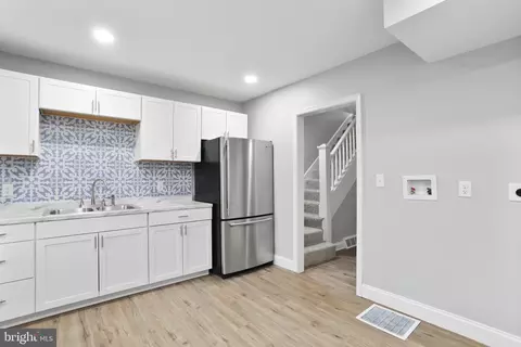 Entry Way - 121 E Lee St, Hagerstown, MD 21740 photo 5 of 10