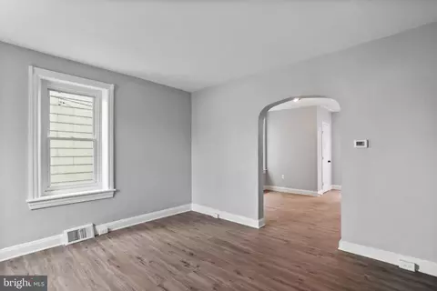 Entry Way - 121 E Lee St, Hagerstown, MD 21740 photo 1 of 10
