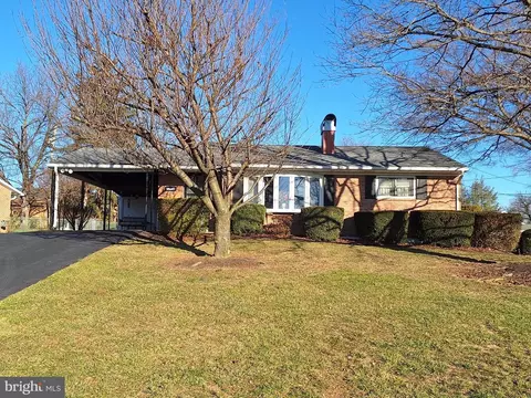 11530 Dellwyn Dr, Hagerstown, MD 21740