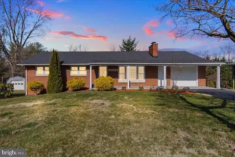 10542 Peachtree Ln, Williamsport, MD 21795