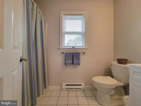 Bath - 29 N Maple Ave, Smithsburg, MD 21783 photo 2 of 3