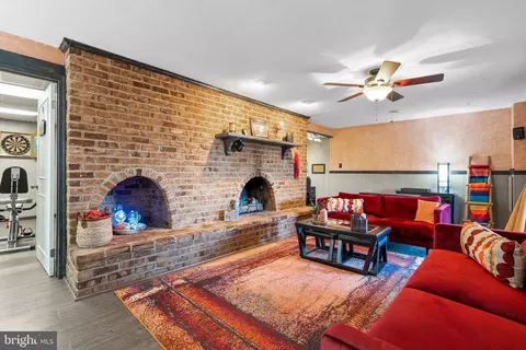Living - 14362 National Pike, Clear Spring, MD 21722 photo 2 of 7