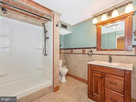 Bath - 100 Maple Ave, Boonsboro, MD 21713 photo 4 of 4
