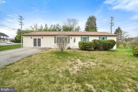 13502 Paradise Dr, Hagerstown, MD 21742