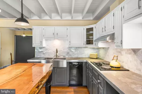 Kitchen - 11628 White Hall Rd, Smithsburg, MD 21783 photo 6 of 8
