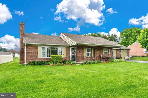 22053 Mohawk Dr, Smithsburg, MD 21783 photo 2