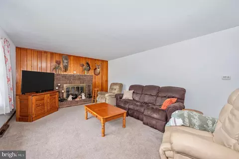 22053 Mohawk Dr, Smithsburg, MD 21783 photo 3
