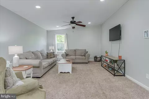 Living - 13 Chips Ct, Smithsburg, MD 21783 photo 2 of 2