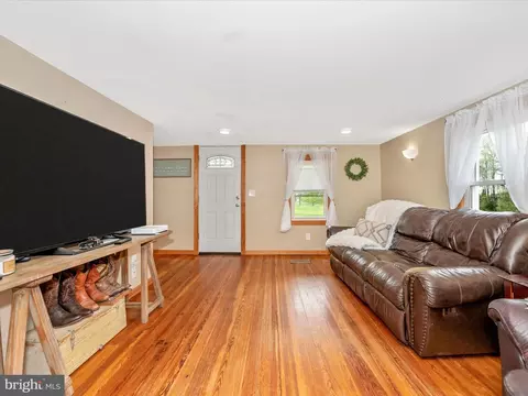 Living - 13629 Westview Dr, Clear Spring, MD 21722 photo 3 of 6