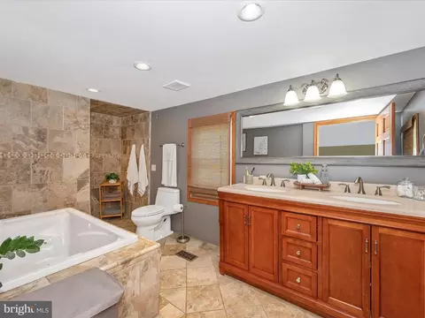 Bath - 13629 Westview Dr, Clear Spring, MD 21722 photo 2 of 5