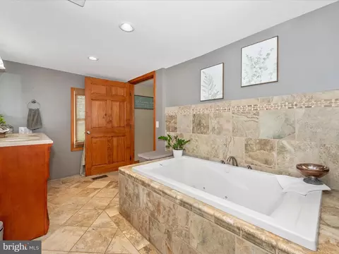 Bath - 13629 Westview Dr, Clear Spring, MD 21722 photo 4 of 5